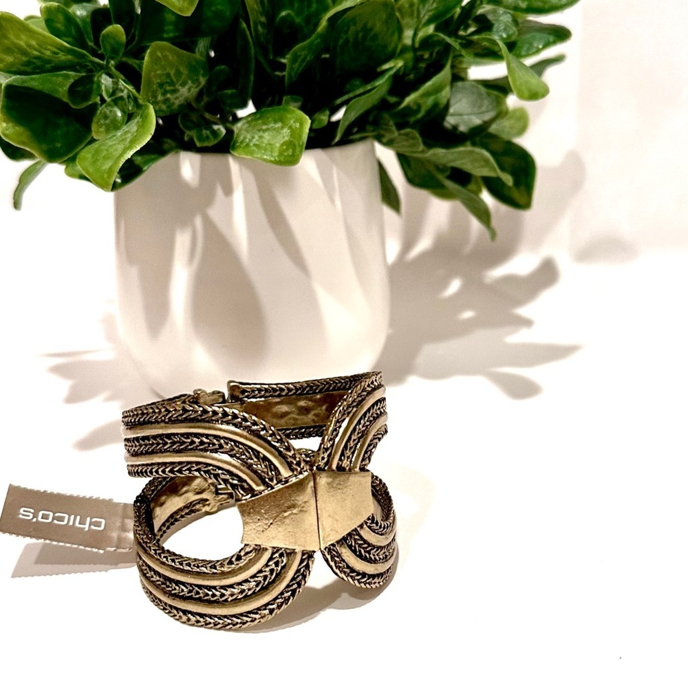 🌟 LAST ONE! 🌟 | CHICO’s Antiqued Gold Western Hinge Bangle | NWT - Picture 2 of 11